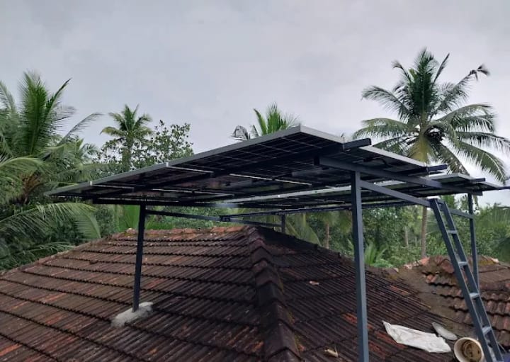ഓട് മേഞ്ഞ വീടിന് മുകളിലെ Elevated Solar System — കുറ്റ്യാടി